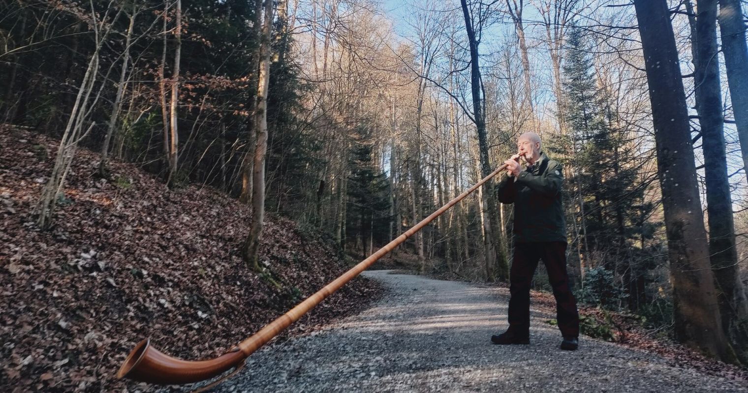 Dieser Mann lockt mit seinem Alphorn sogar den Luchs an