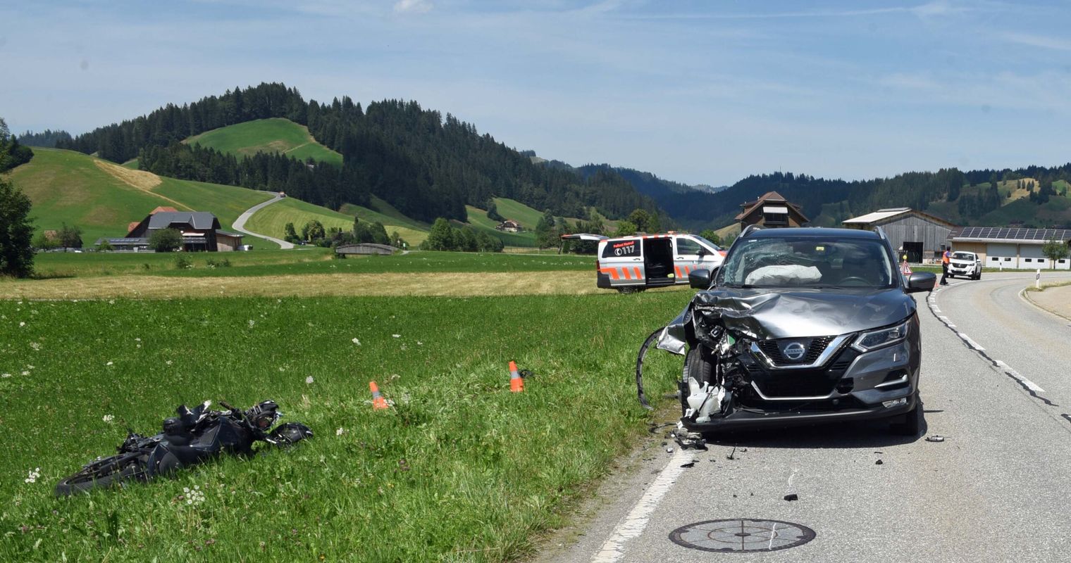 Unfall nach Überholmanöver: Rettungshelikoper im Einsatz