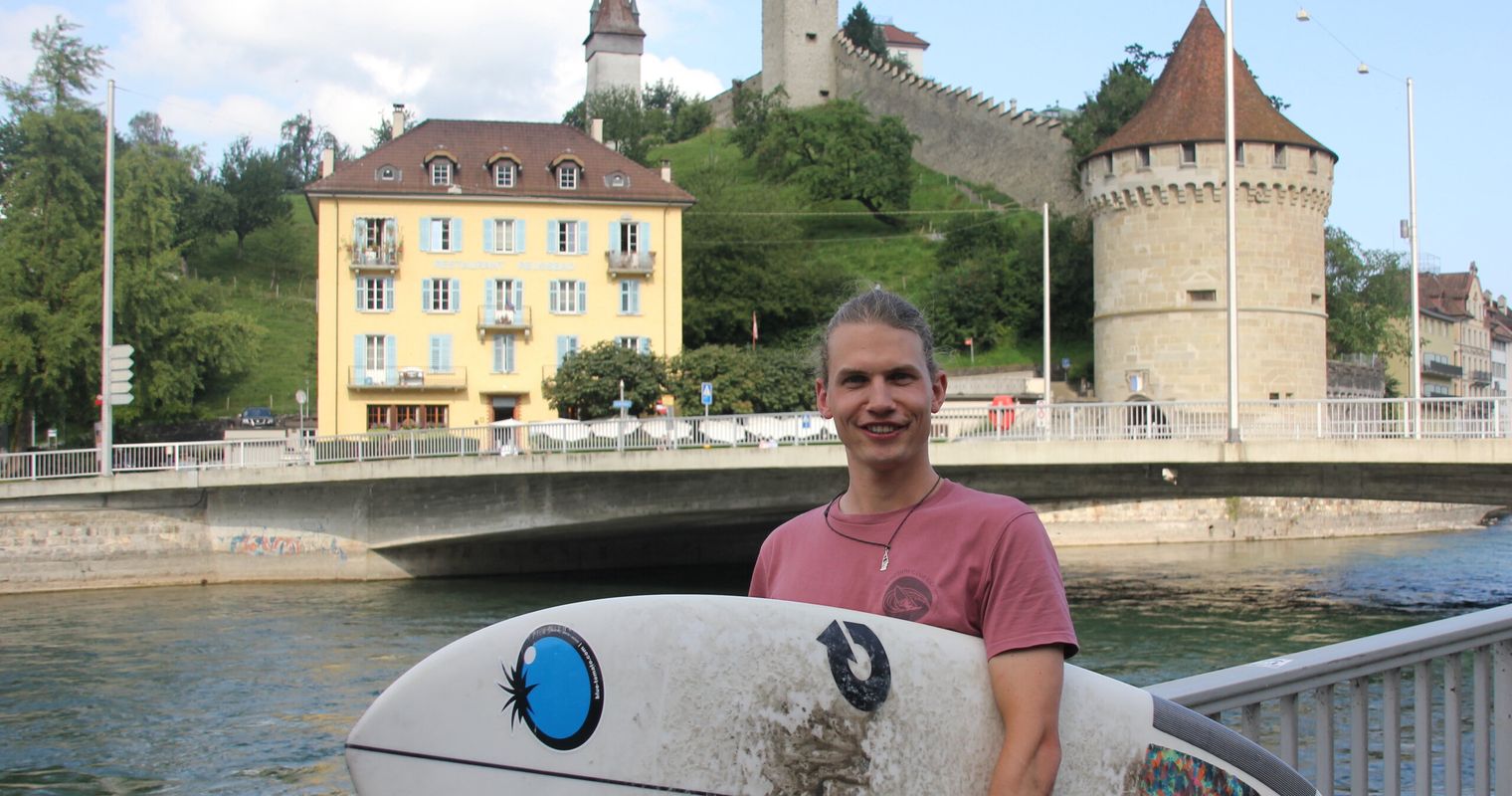 Surfer erobern die Reuss – Wellenritt mitten in der Stadt