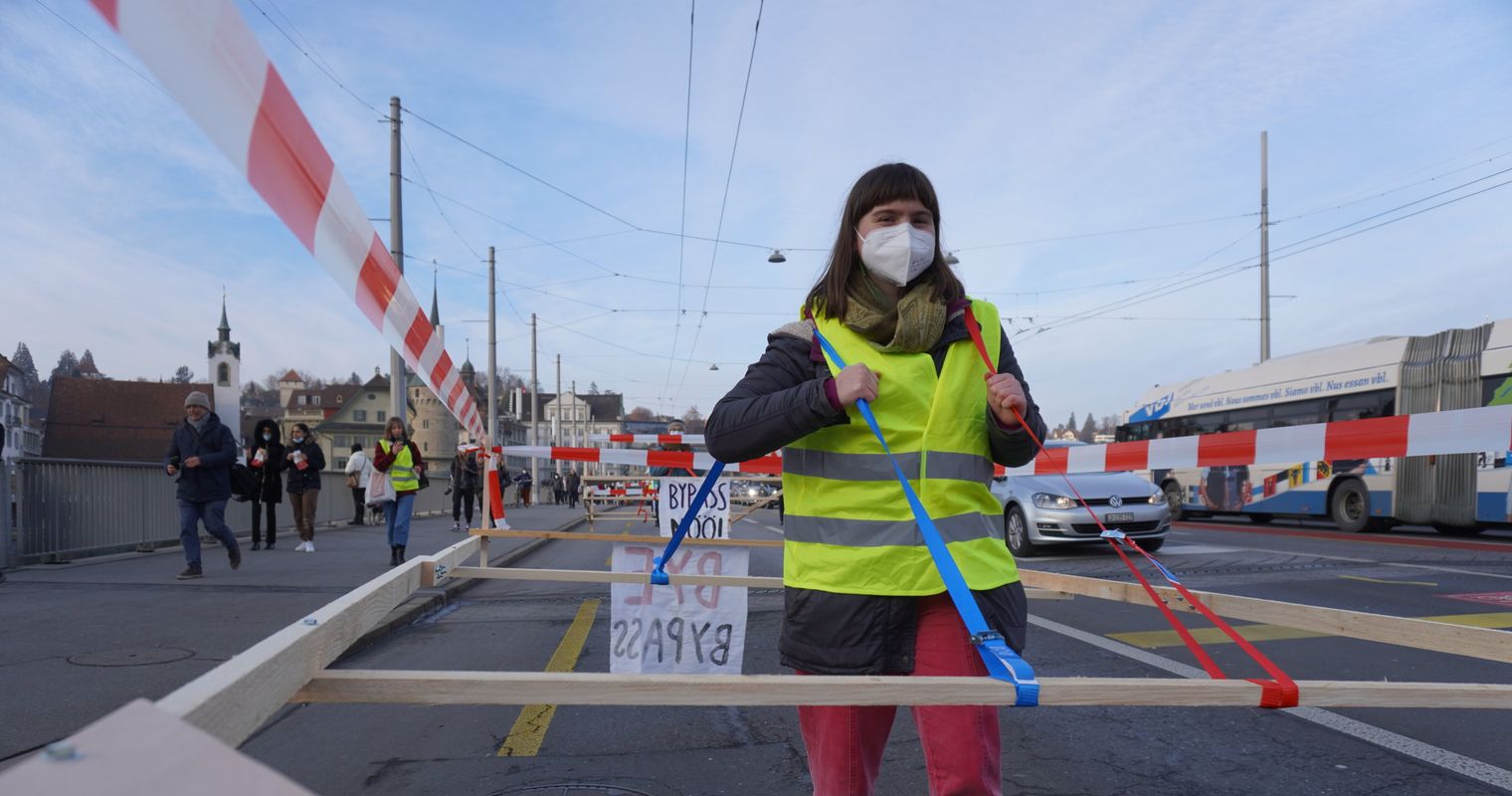 Platz da! Klimastreik-Aktion gegen Autos in der Stadt Luzern