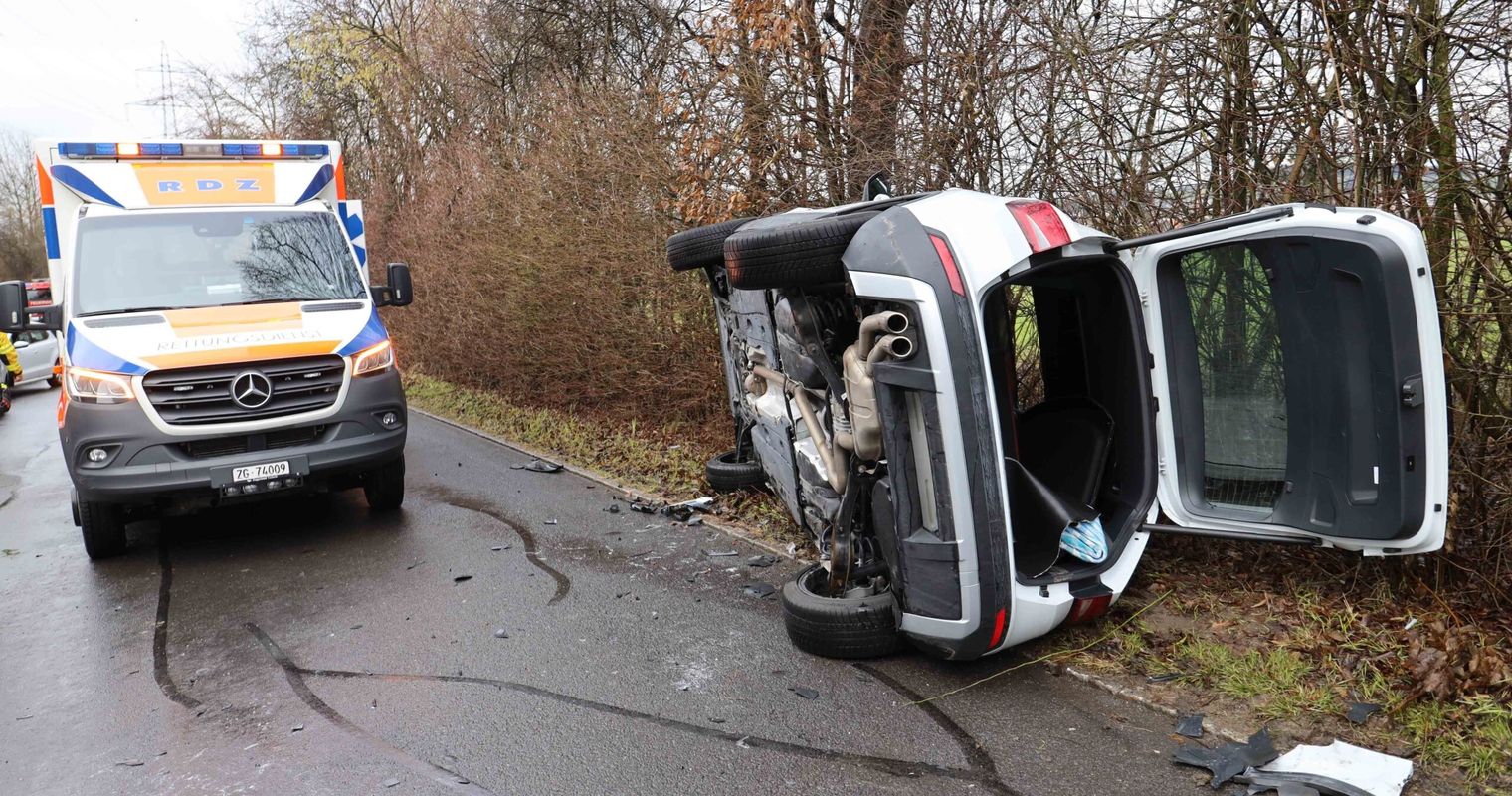 Auto kippt und landet nach Kollision neben der Strasse