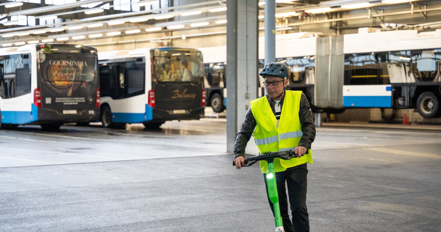 Busfahrer tauschen 38-Tönner gegen E-Scooter