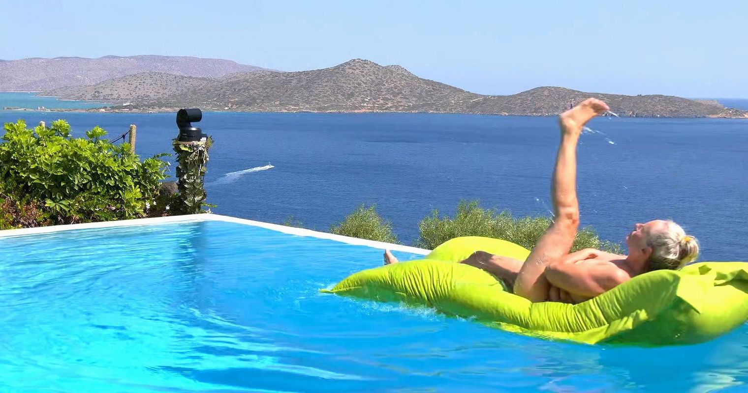 Oben ohne im Pool: «Das ist Porno», sagt die Zugerin