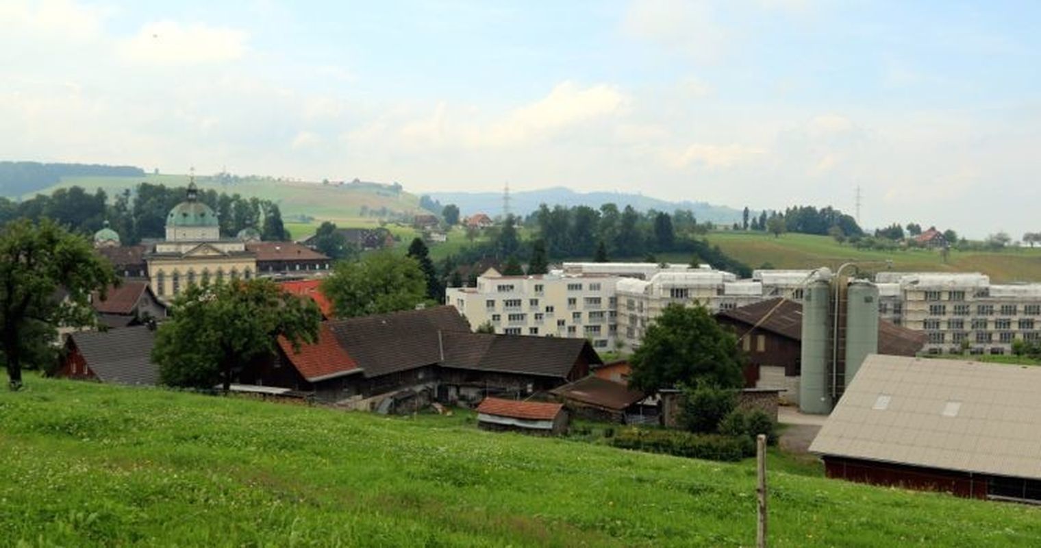 Frischer Wind weht durch ein verschlafenes Dorf