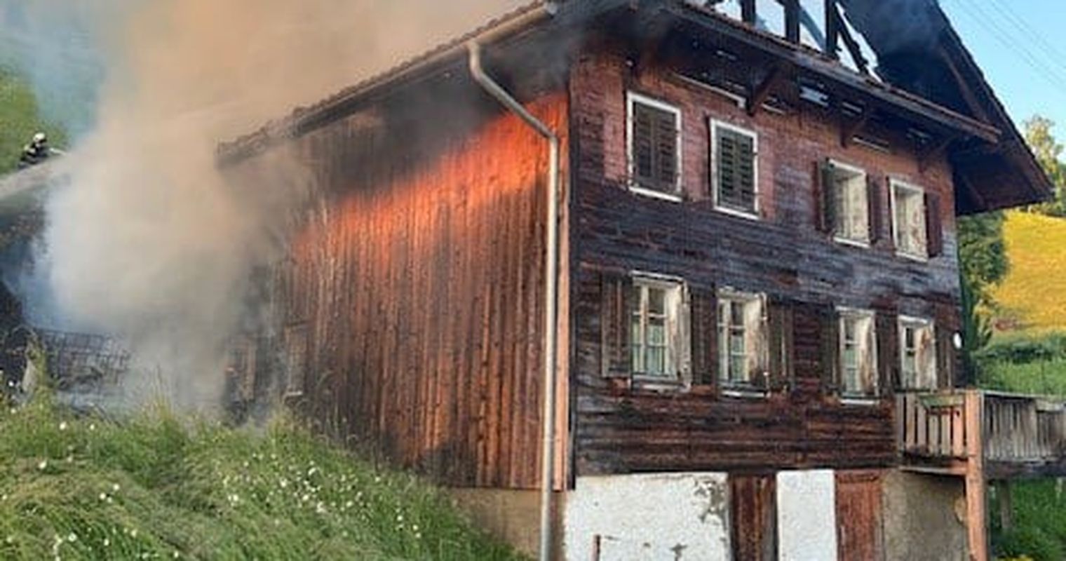 Glut eines Grills ist verantwortlich für Hausbrand