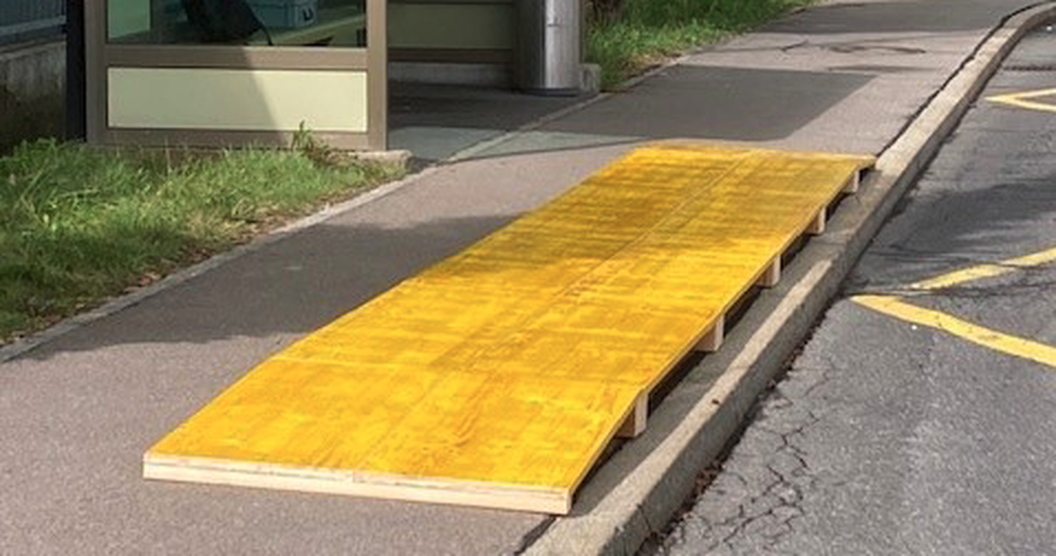 Hünenberg: Was soll das gelbe Holzbrett auf dem Trottoir?