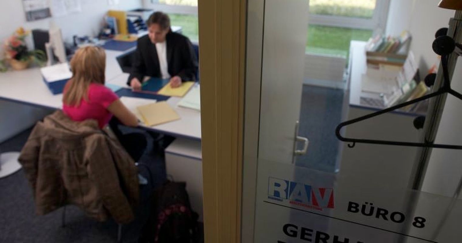 Finanzfachfrau muss Bilder aus Mosaiksteinchen gestalten