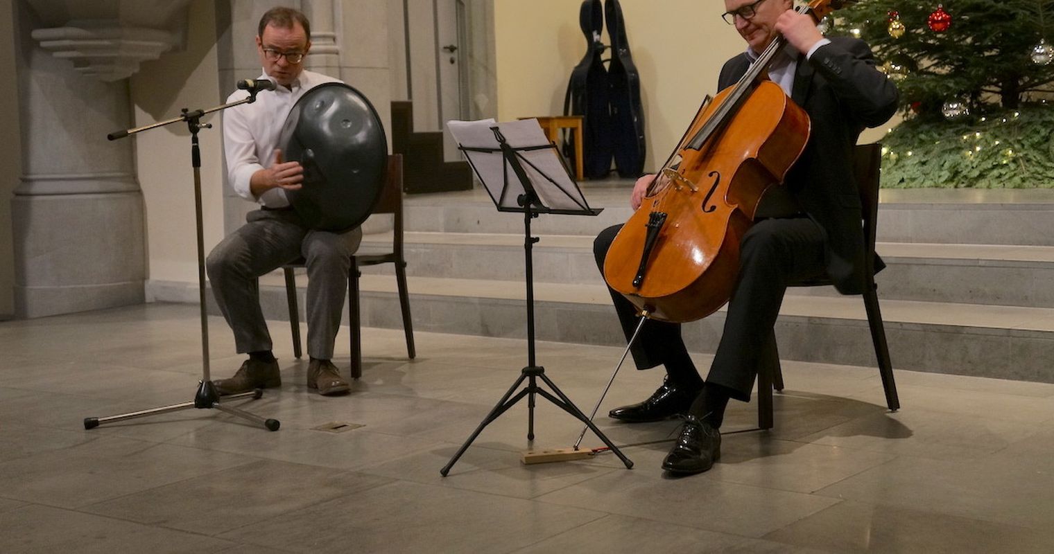 Hohe Töne, ein Cello und ein umgedrehter Wok