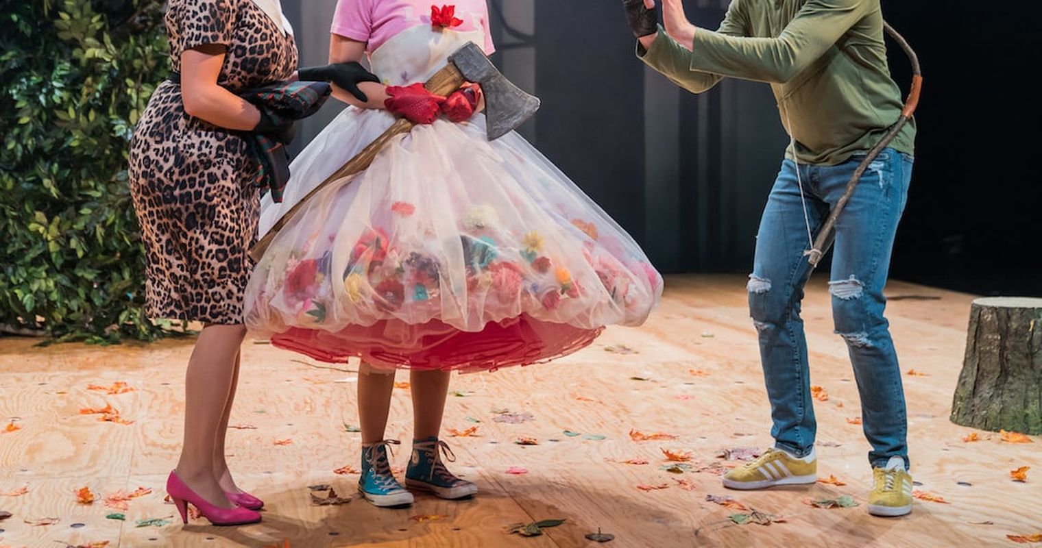 Kinder feiern den Helden in Strumpfhosen
