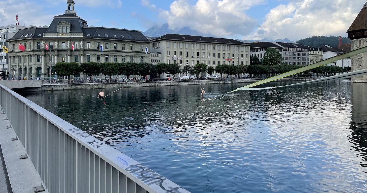 Slackliner verblüffen mit Tanz über Reuss die Stadt Luzern