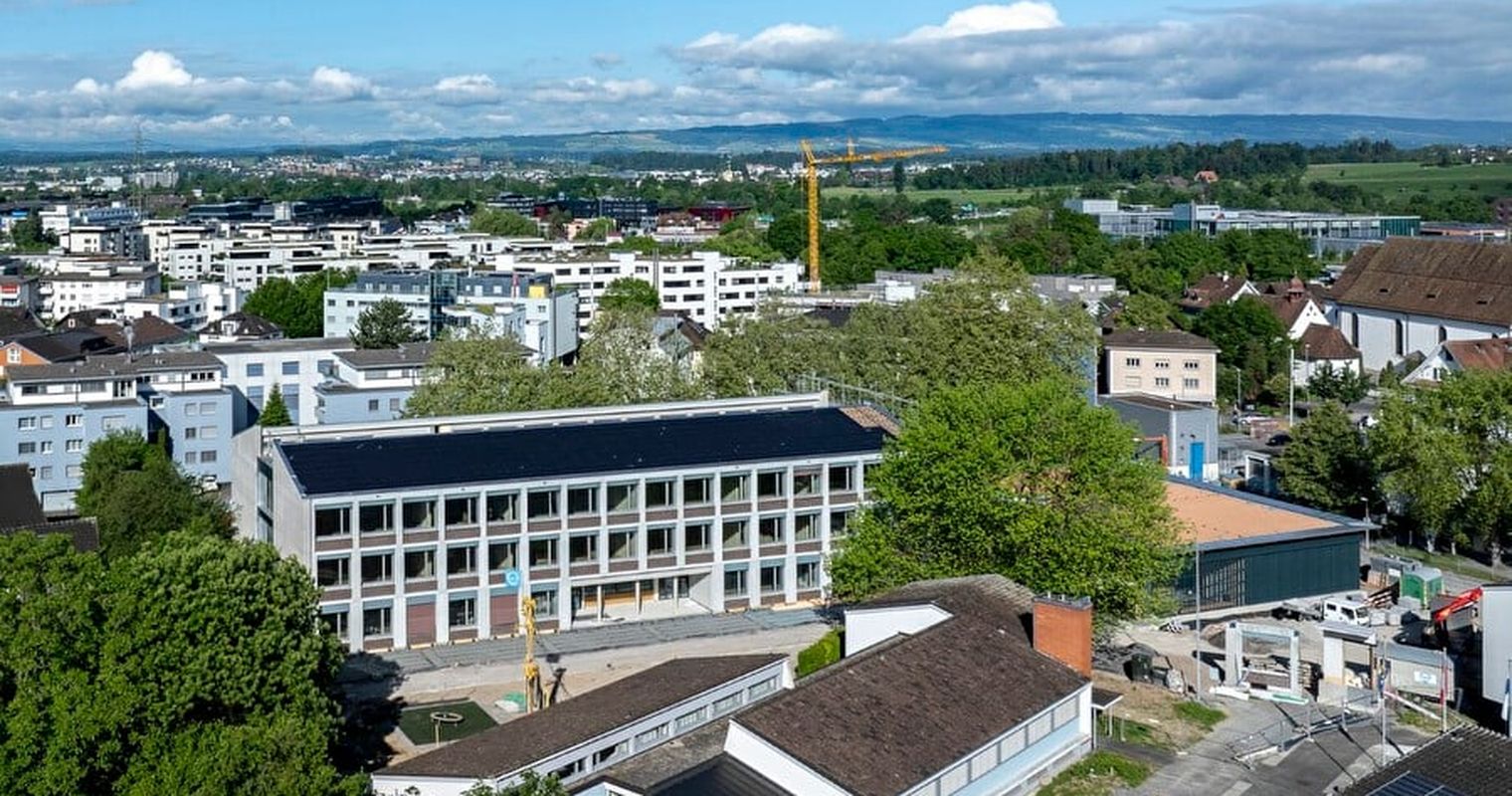 Schulhaus leuchtet die ganze Nacht und ärgert die Baarer