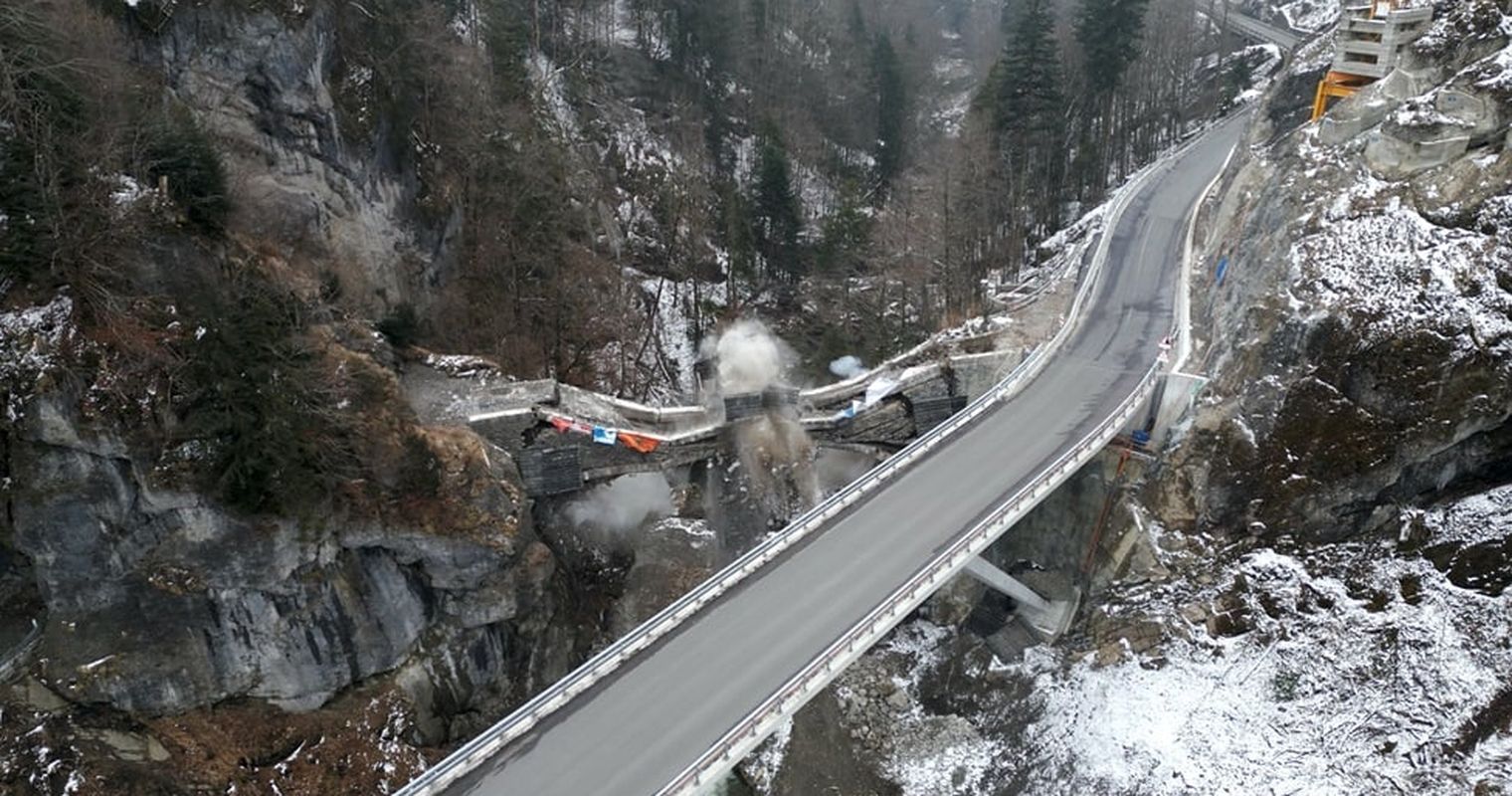 Hier fliegt eine über hundertjährige Brücke in die Luft