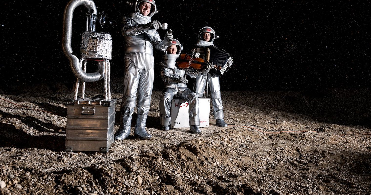 Eine Rakete kreuzt im Universum aus Akrobatik, Humor und Musik