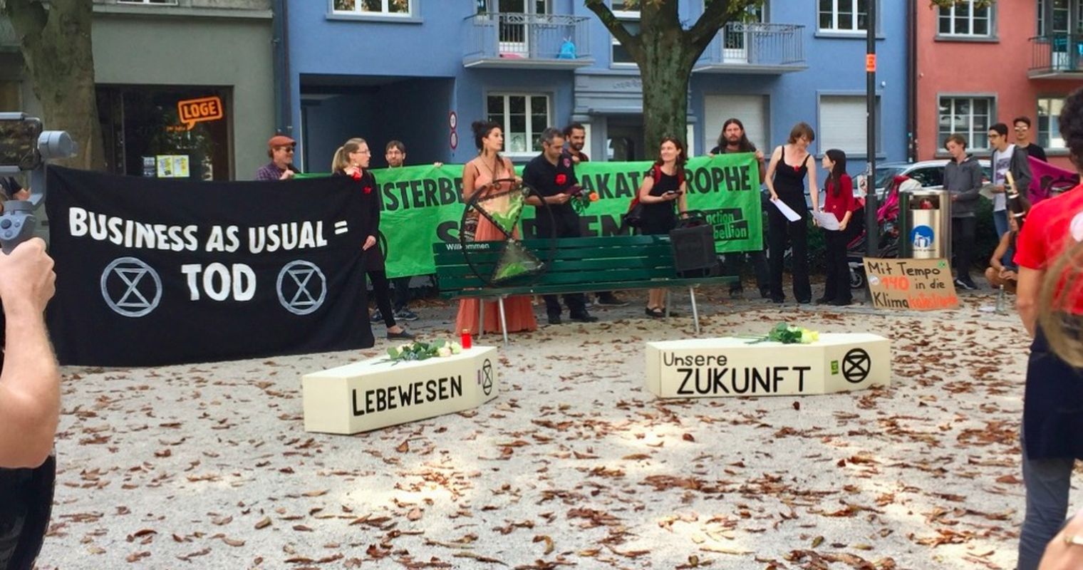 Demonstranten tragen in Luzern die Umwelt zu Grabe