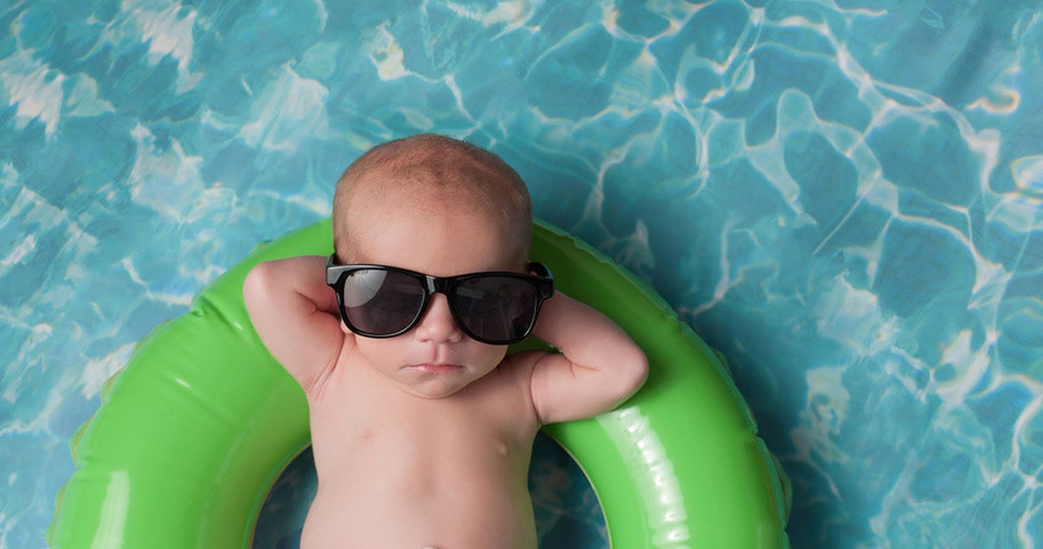 Papi beim Babyschwimmen – oder die Wahrheit über Badewindeln