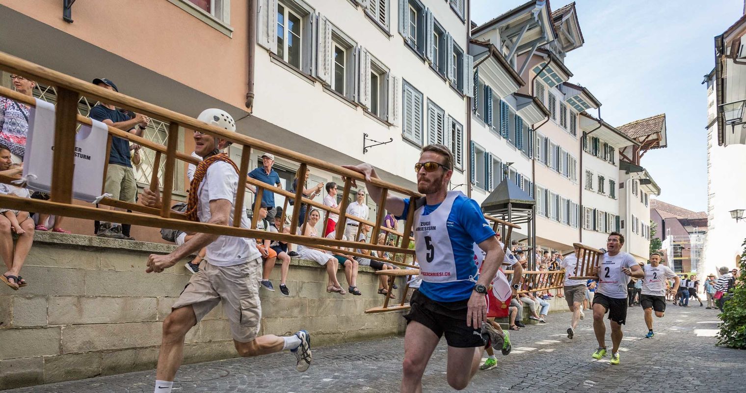 Glockengeläut und Leiterrennen