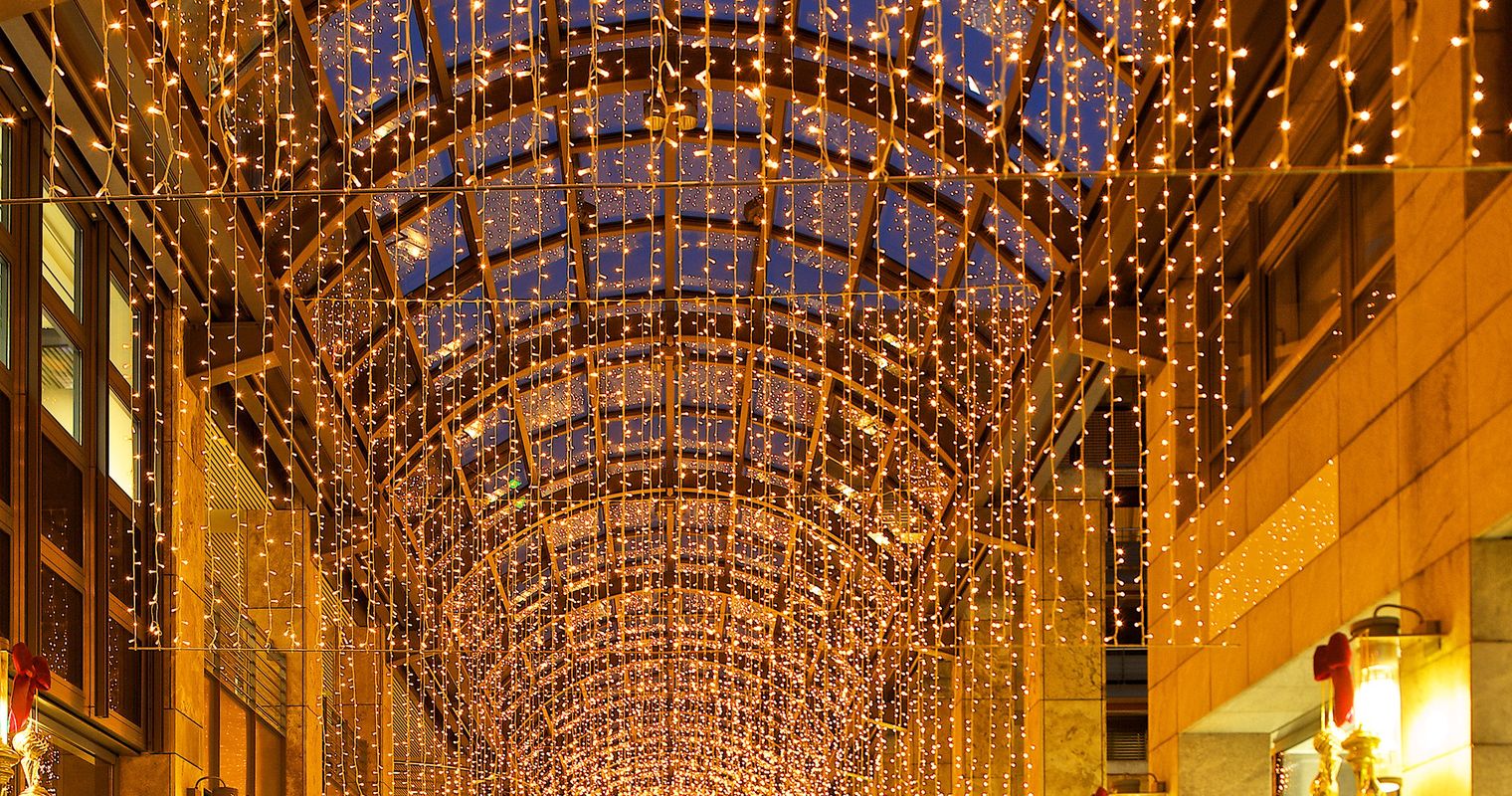 Die Einkaufs-Allee Metalli glänzt mit erweiterter Weihnachtsbeleuchtung