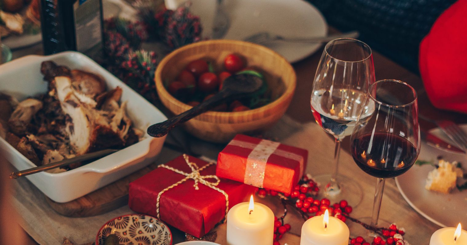 Wie man einen Wein auswählt, der zum Weihnachtsmenü passt und den Gästen gefällt