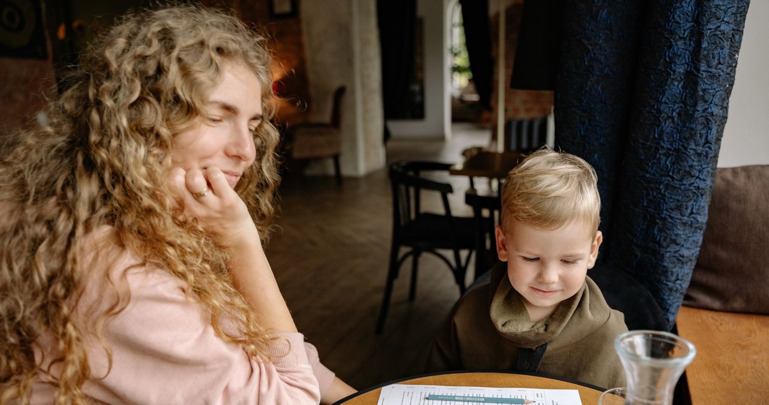 Sollen Kinder im Restaurant mit Handy und Tablet spielen?