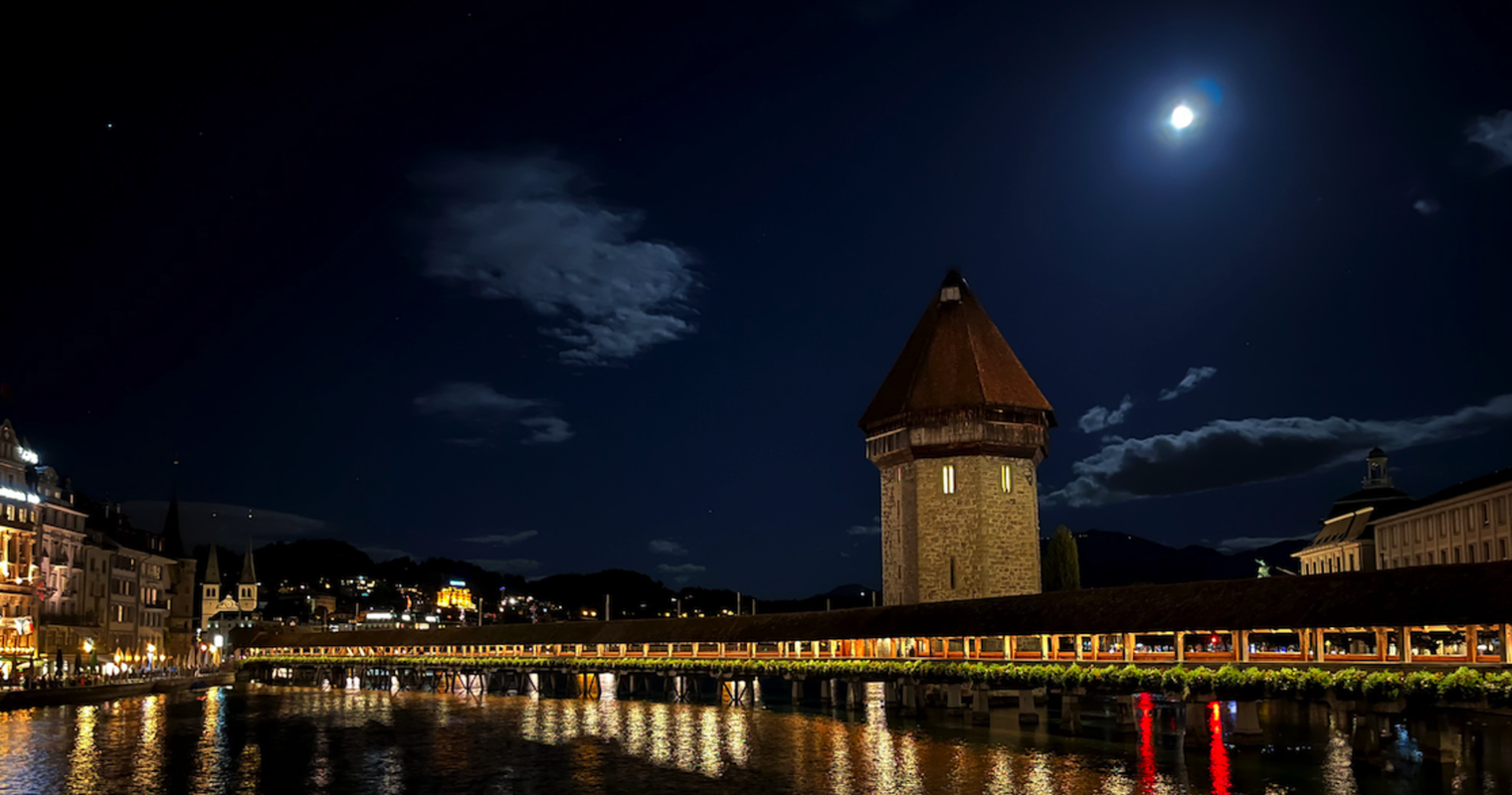 So schön ist die Kapellbrücke bei Nacht