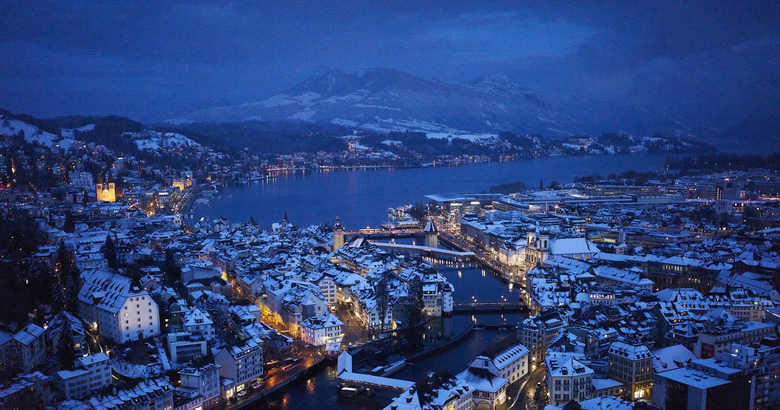 Wunderschöne Luftaufnahmen der verschneiten Stadt Luzern