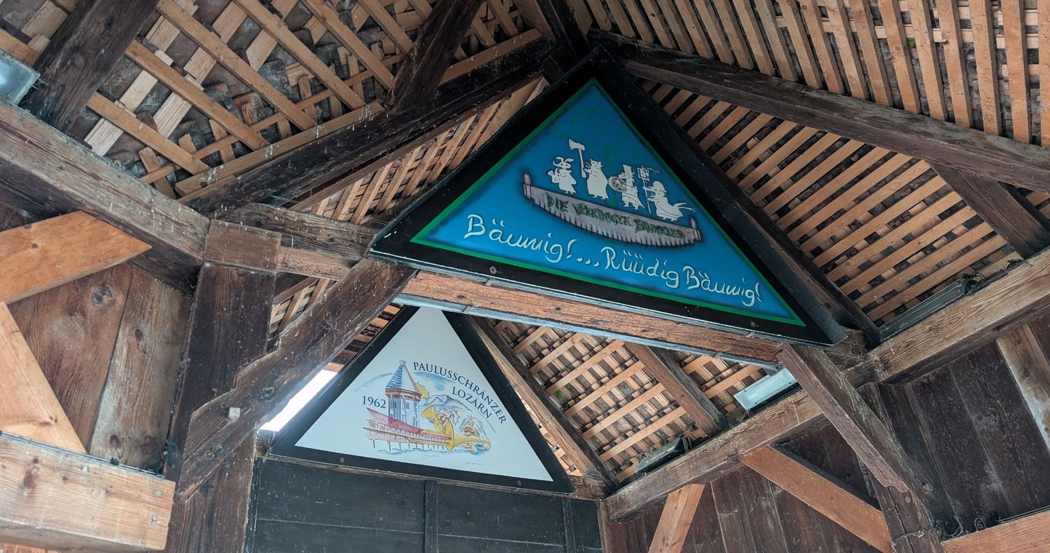 Die Fasnachtsbilder auf der Kapellbrücke hängen