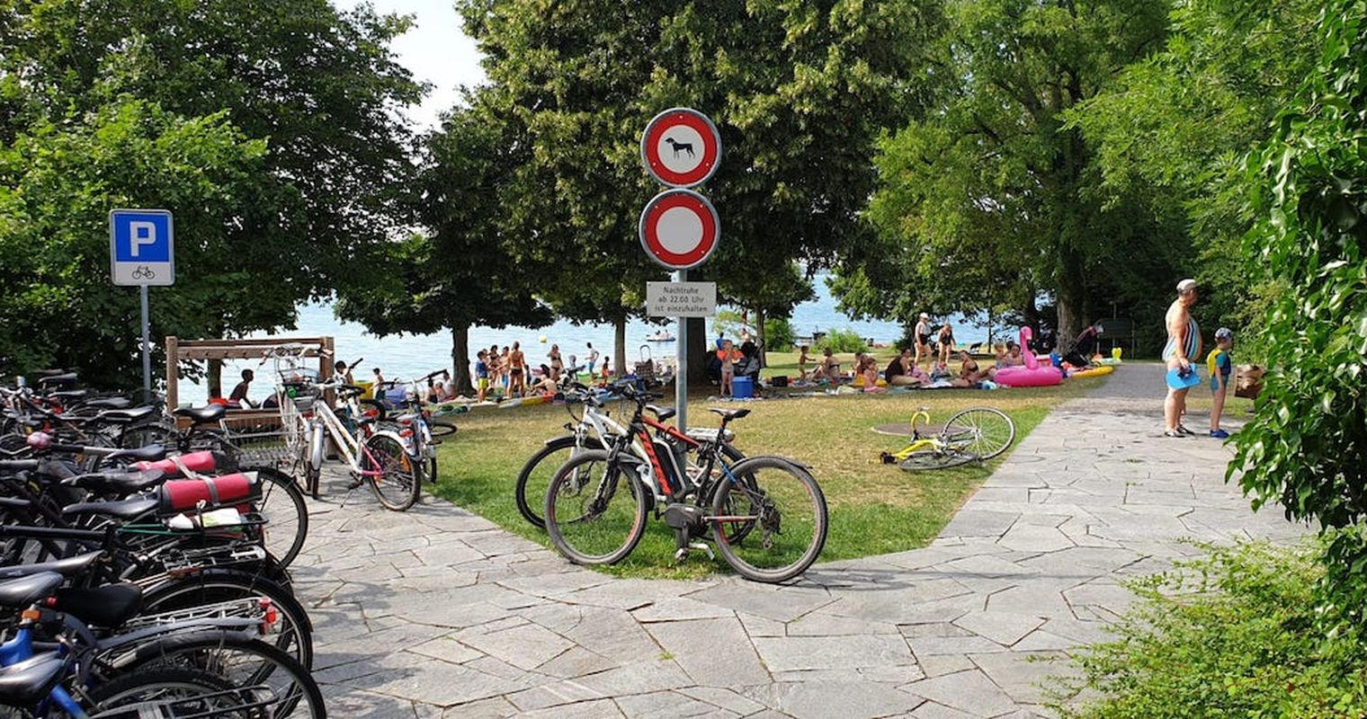 Wenn der See lockt, werden Zuger Quartiere vollparkiert