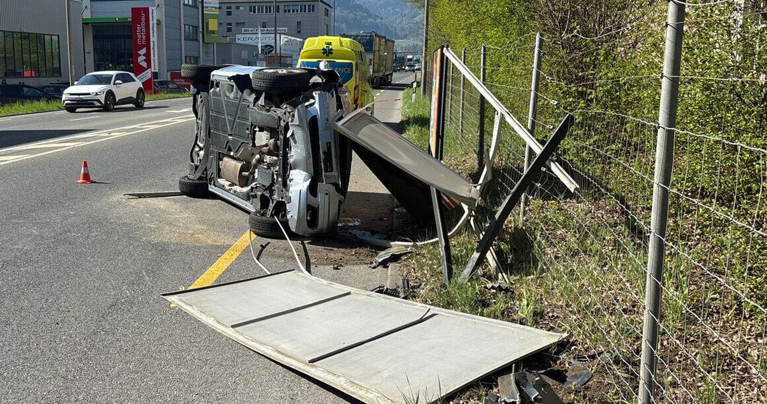 Betrunkene Luzerner fahren in Werbetafel, Stein und Baum