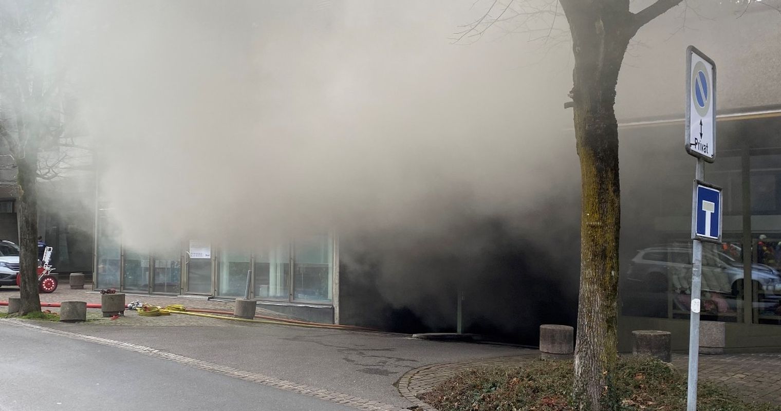 Ein Brandstifter legte Feuer in der Industriestrasse in Zug