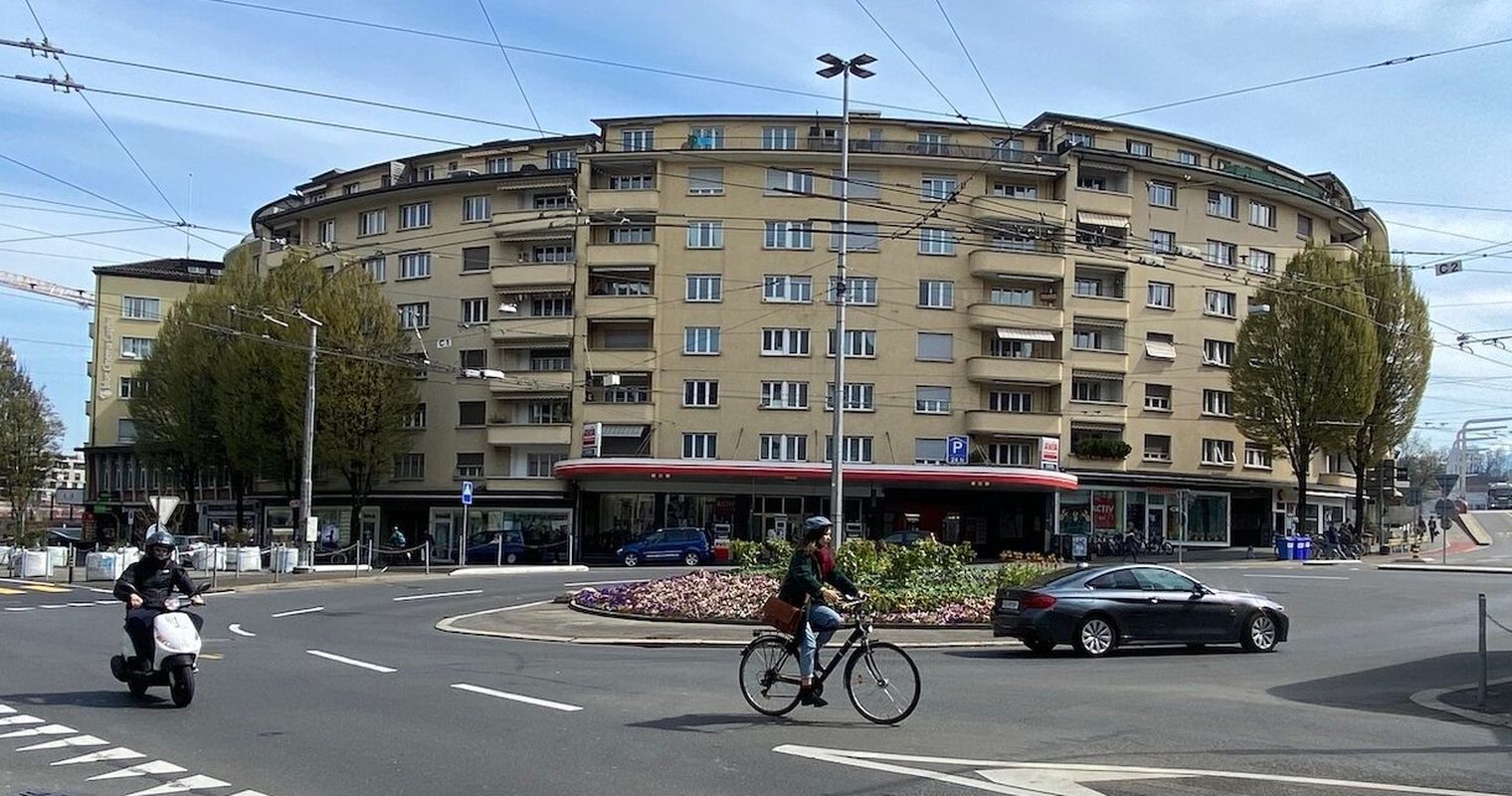 E-Bike-Fahrerin krachte beim Luzerner Bundesplatz auf LKW