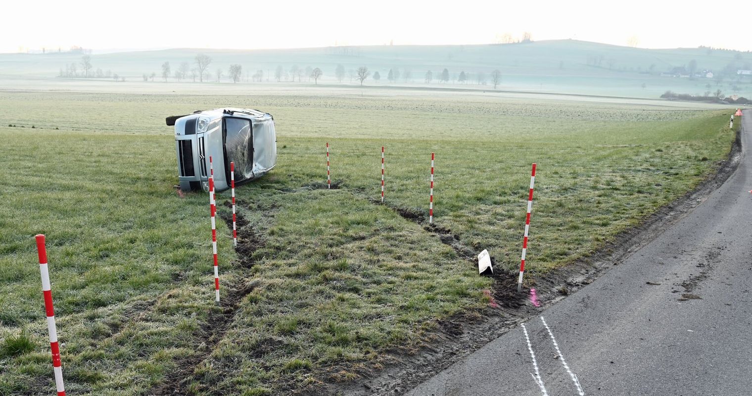 Zwei Selbstunfälle, ein verletzter Fahrer