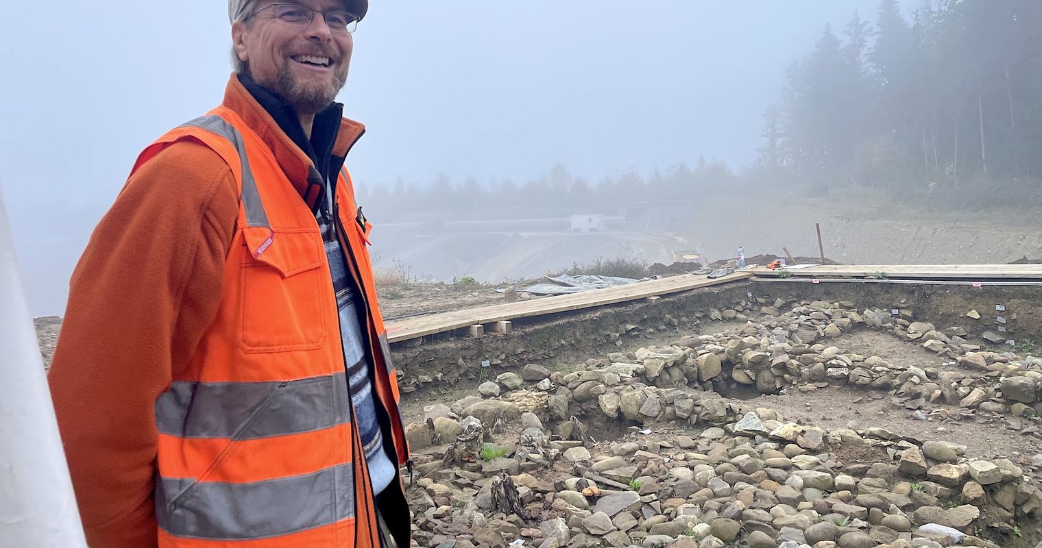 So pinseln Archäologen in einer Kiesgrube zwischen Baggern