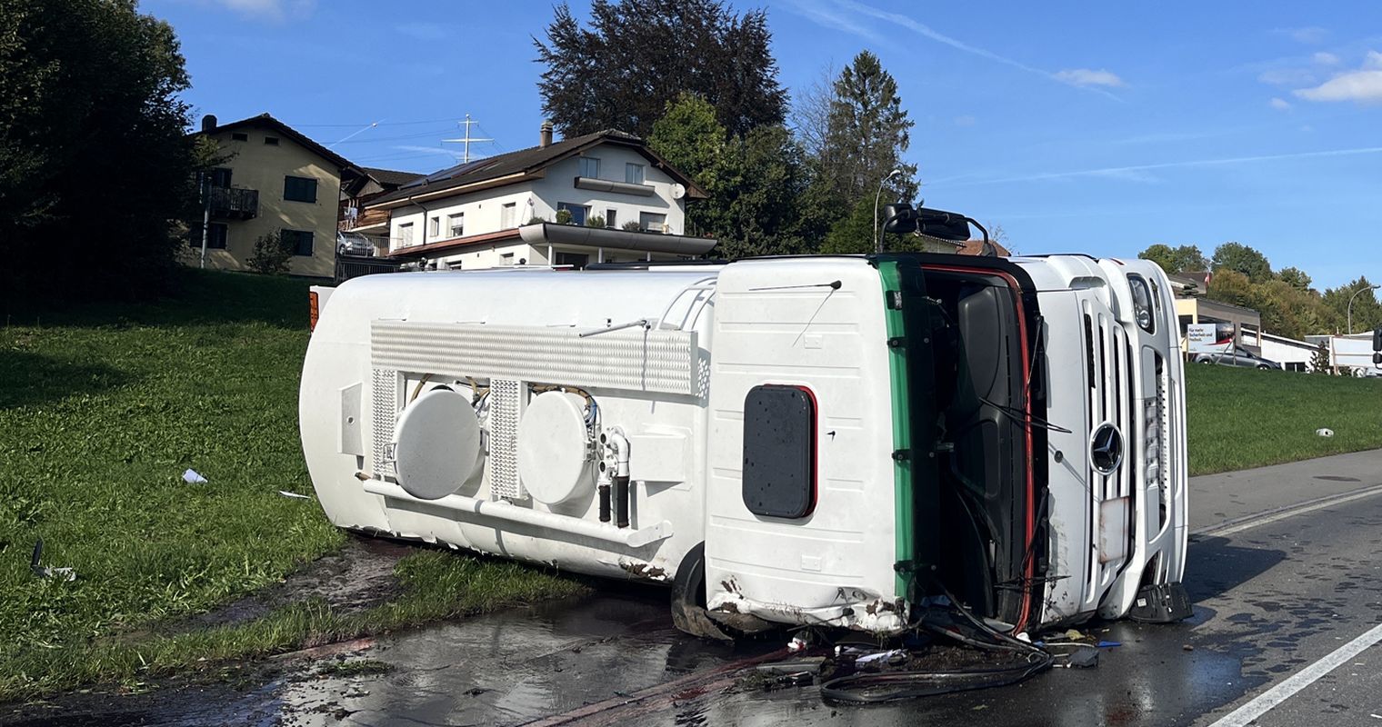 Tankwagen umgekippt – Heizöl läuft auf Rothenburgstrasse