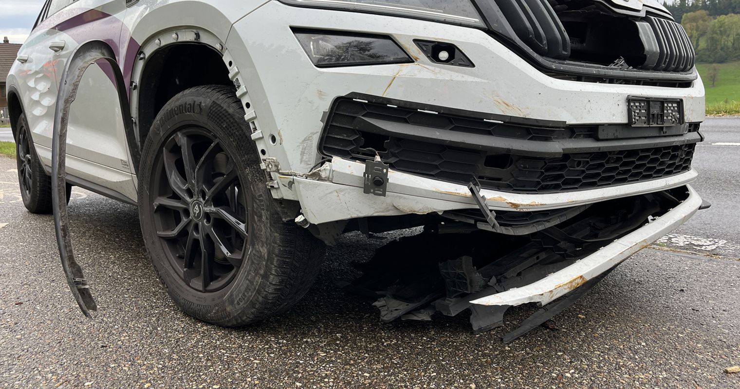 Lastwagen verliert Ladung und macht Auto kaputt