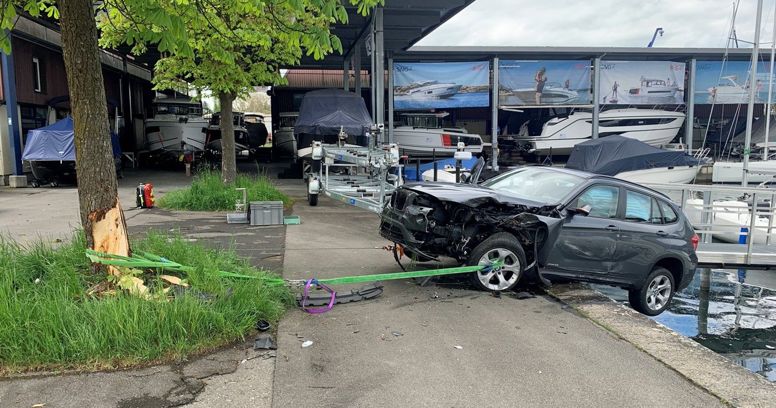 87-jähriger fährt Auto am Alpenquai über Hafenmauer