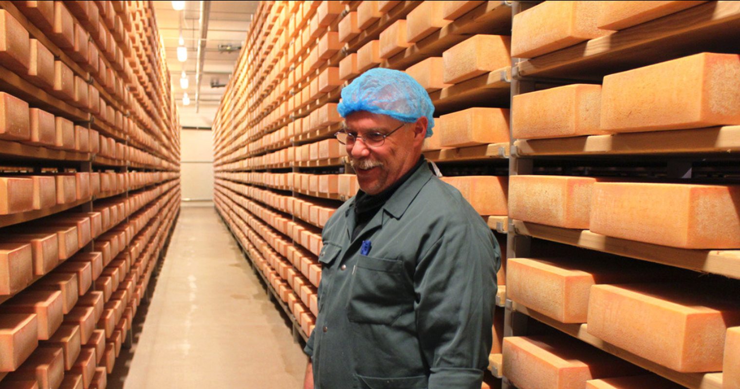 Gestapelt bis zur Decke: Hier reifen tausende Tonnen Käse