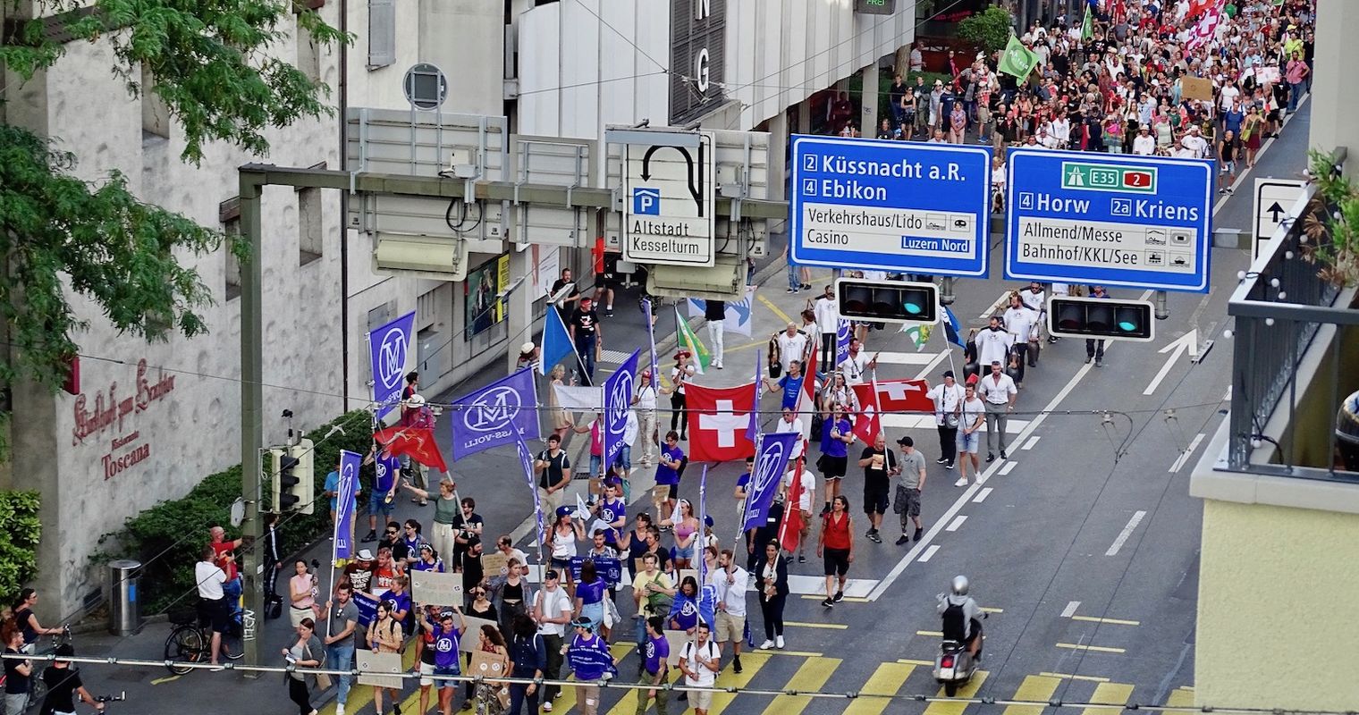 300 Massnahmen-Kritiker marschieren durch Luzern – jetzt droht Strafanzeige
