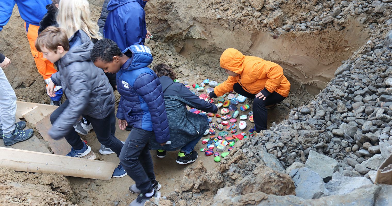 Kinder legen Grundsteine für «ihr» Schulhaus St. Karli