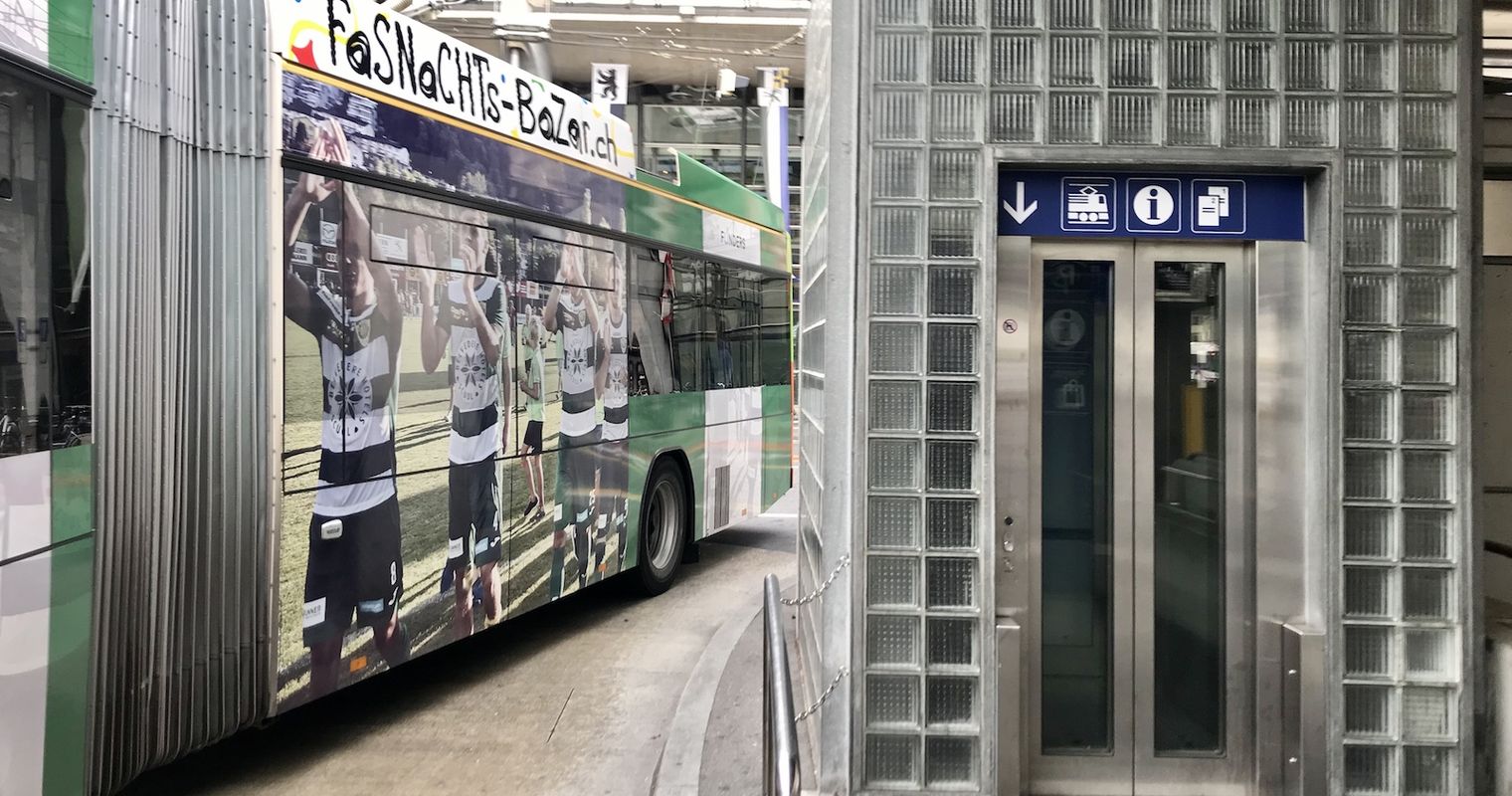 Touristin zwischen Bus und Wand gequetscht: War der Chauffeur schuld?