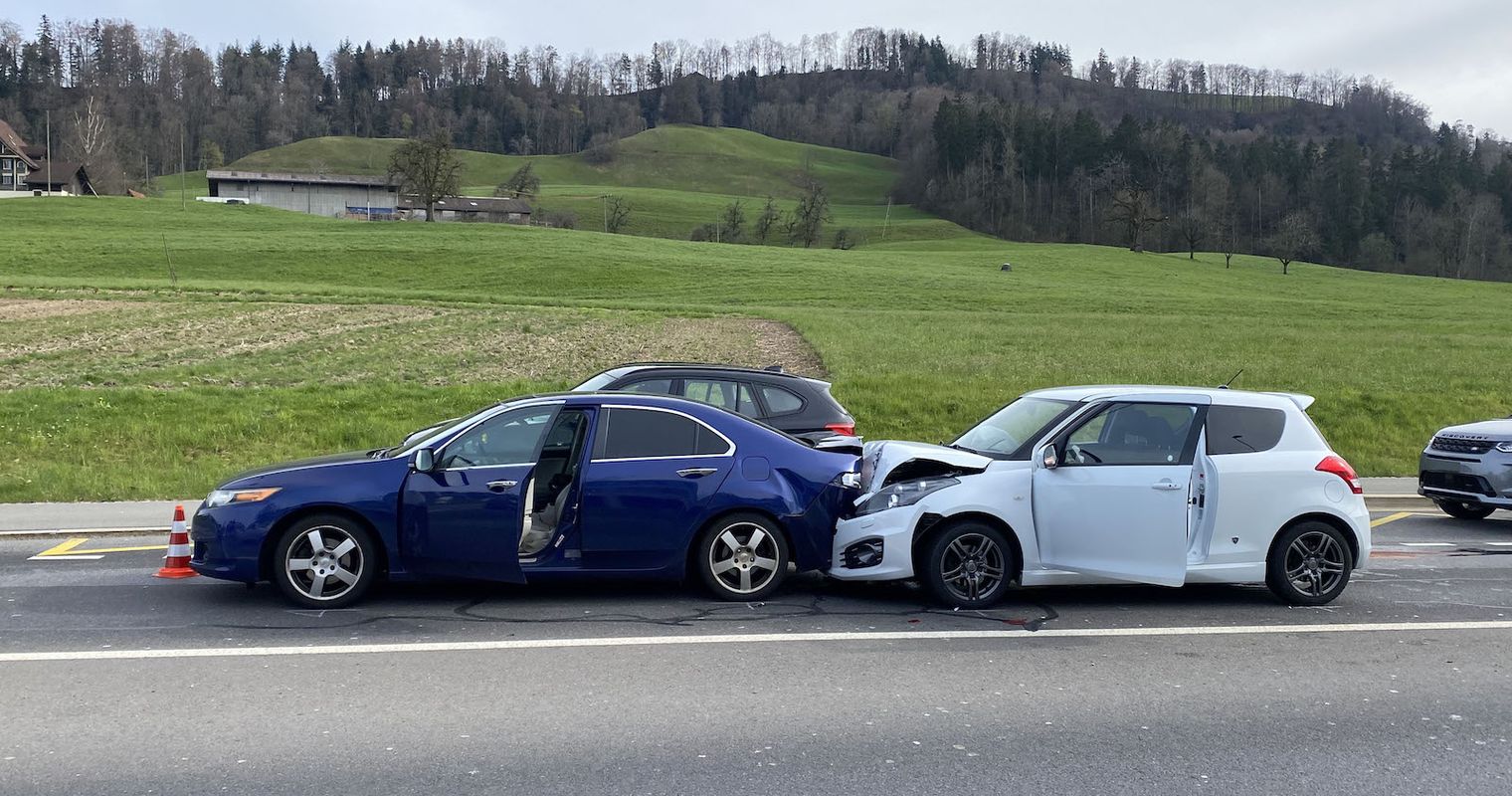 Zu spät gebremst: In Sihlbrugg hat es gekracht