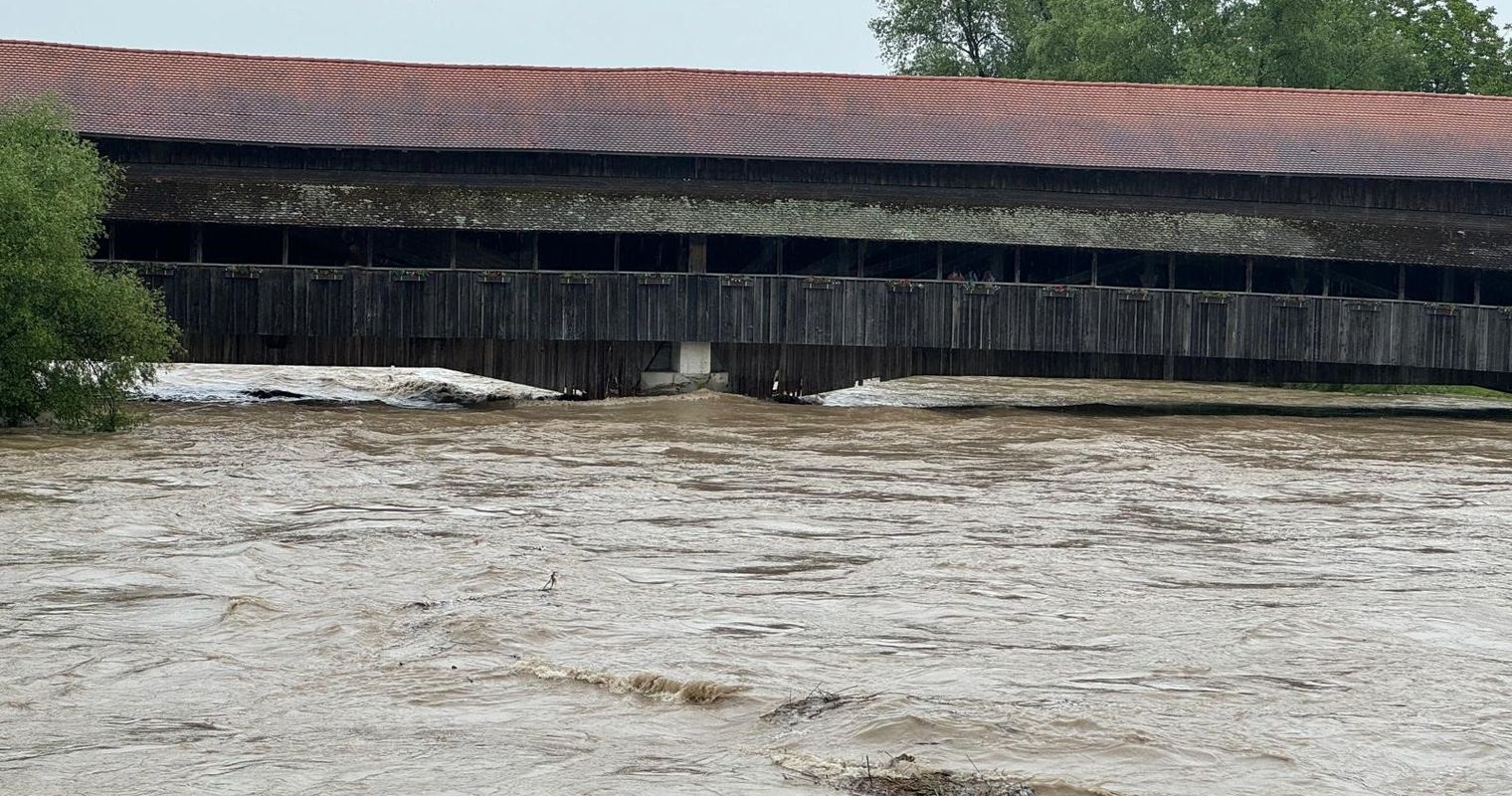 Reissende Reuss: Brücken und Strassen gesperrt
