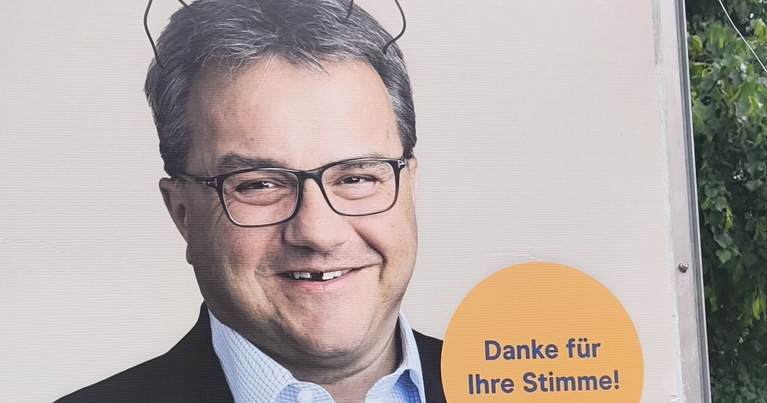 Zerstörte Plakate: In Risch treiben Vandalen ihr Unwesen