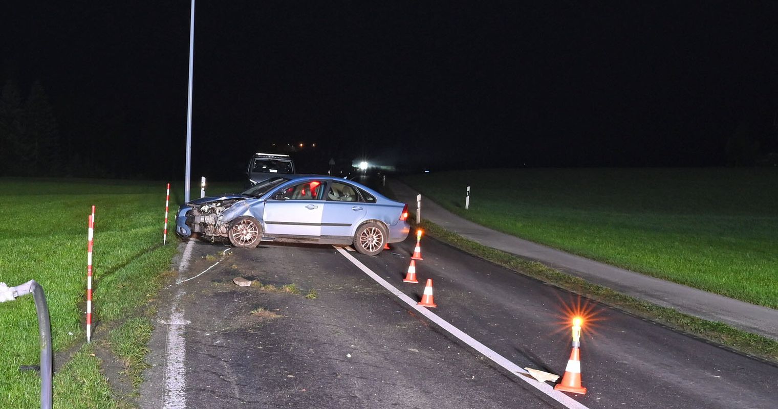Betrunkene, umgekipptes Auto und zerdepperte Laternen