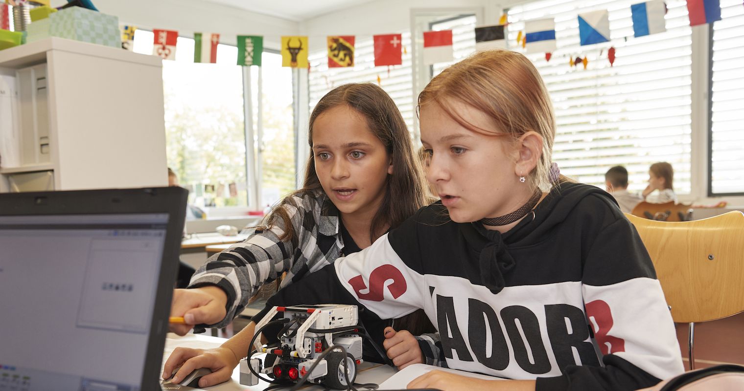 Von wegen nur für Nerds und Jungs: Roboter halten Einzug in Luzerner Schulzimmer