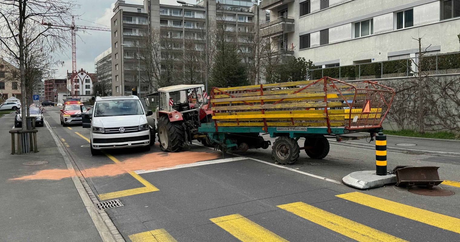 Stadt Zug: Traktor prallt in Auto auf der Gegenfahrbahn