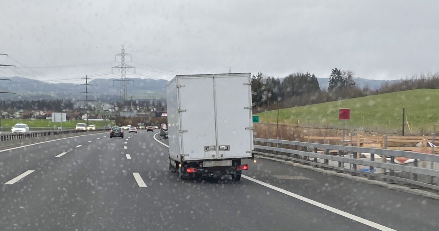 Lieferwagen überladen und verrostet – Fahrer verzeigt