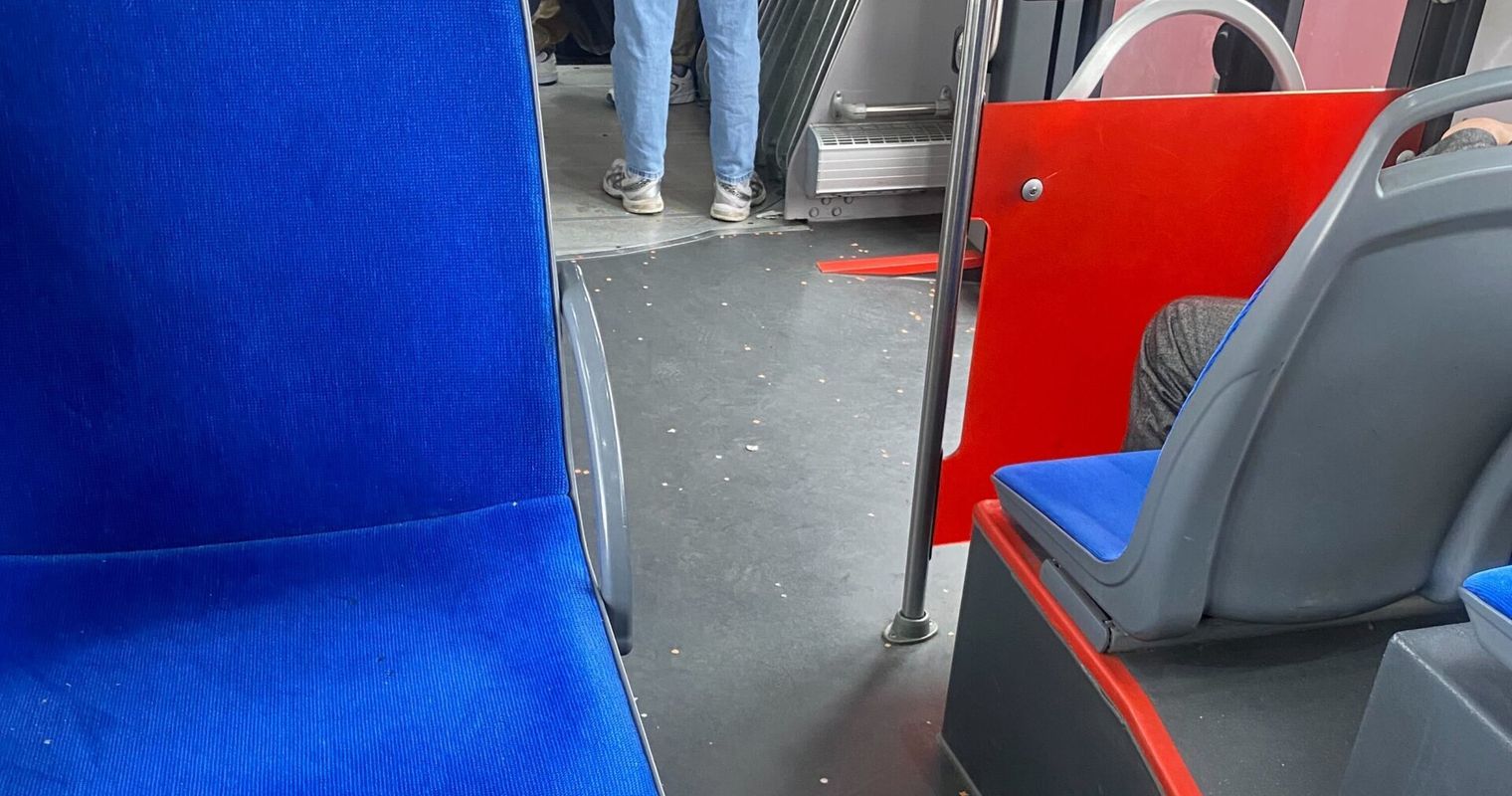 «Stinkt noch nach Holdrio» – Leserin verärgert über Dreck in Bus