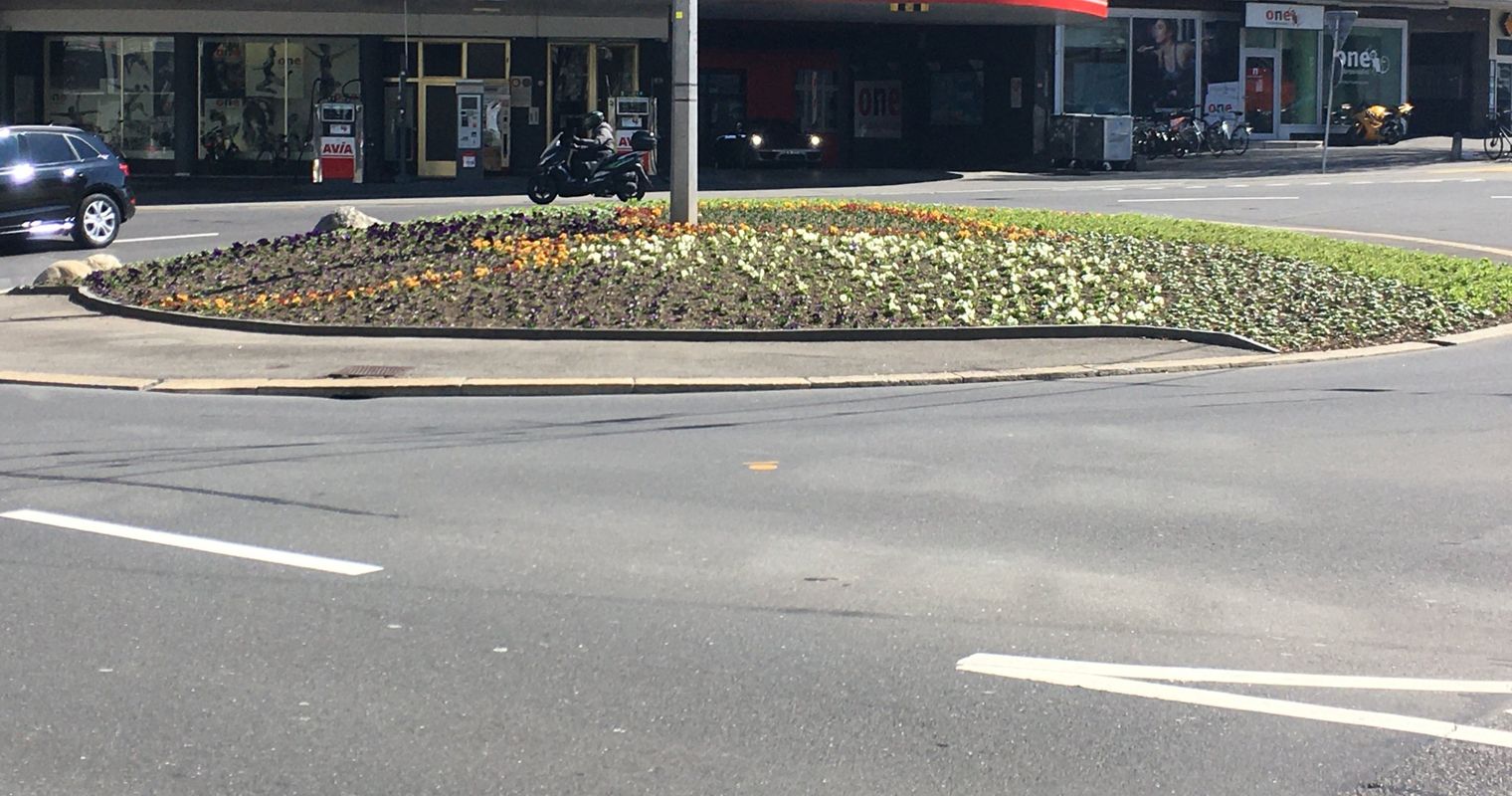Unfall beim Bundesplatz-Kreisel: Autofahrer prallt in Velo