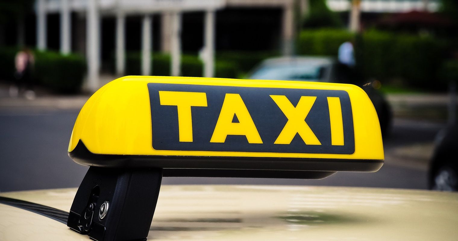 Junge Frauen werden von Taxifahrer bedrängt