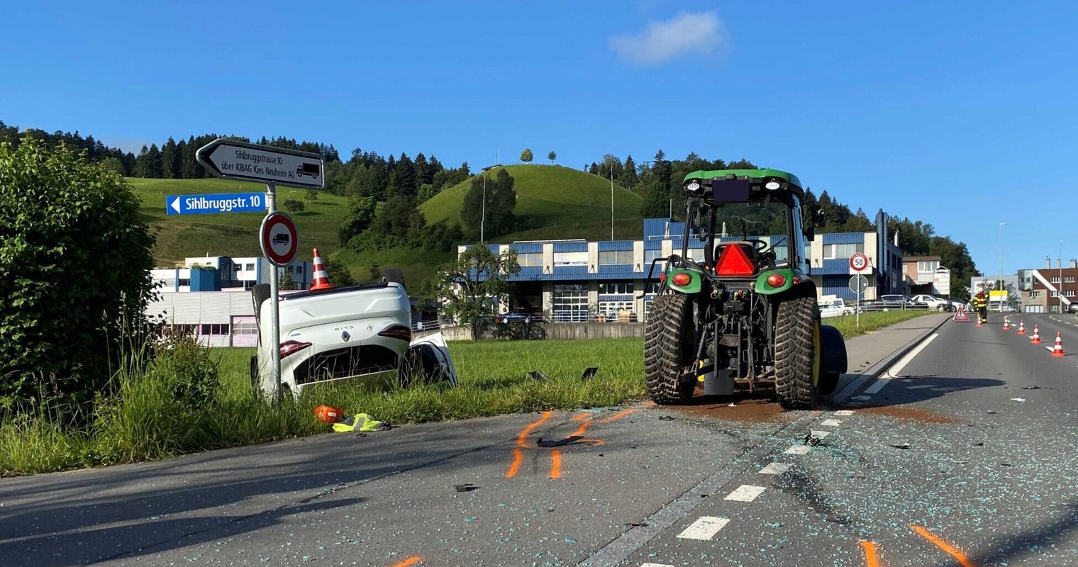 Autofahrerin will Traktor überholen – stattdessen knallts